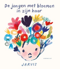 De jongen met bloemen in zijn haar