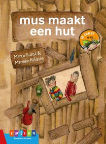 mus maakt een hut voorzijde