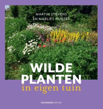 Wilde planten in eigen tuin voorzijde