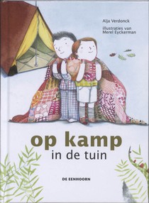 Op kamp in de tuin voorzijde