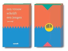 Een vrouw schrijft een jongen