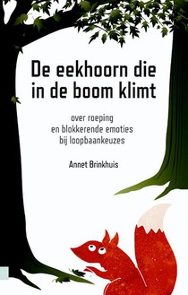 De eekhoorn die in de boom klimt voorzijde