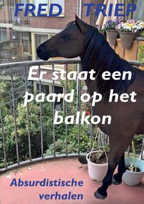 Er staat een paard op het balkon