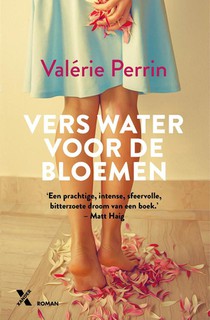 Vers water voor de bloemen voorzijde