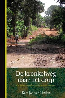 De kronkelweg naar het dorp voorzijde