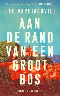 Aan de rand van een groot bos voorzijde