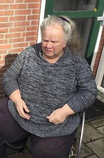 mensen schamen zich als iemand in een rolstoel zit