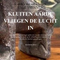KLUITEN AARDE VLIEGEN DE LUCHT IN
