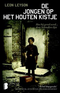 De jongen op het houten kistje
