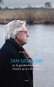 Jan Siebelink en de geschiedenis achter knielen op een bed violen voorzijde