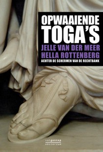 Opwaaiende togas voorzijde