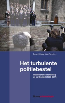 Het turbulente politiebestel voorzijde