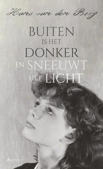 Buiten is het donker en sneeuwt het licht