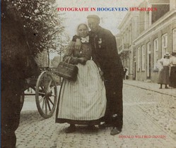 FOTOGRAFIE IN HOOGEVEEN 1875-HEDEN voorzijde