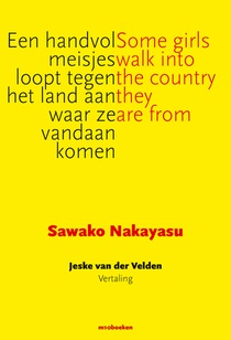 Een handvol meisjes loopt tegen het land aan waar ze vandaan komen