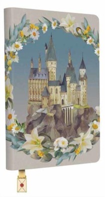 Harry Potter: Hogwarts Magical World Journal with Ribbon Charm voorzijde